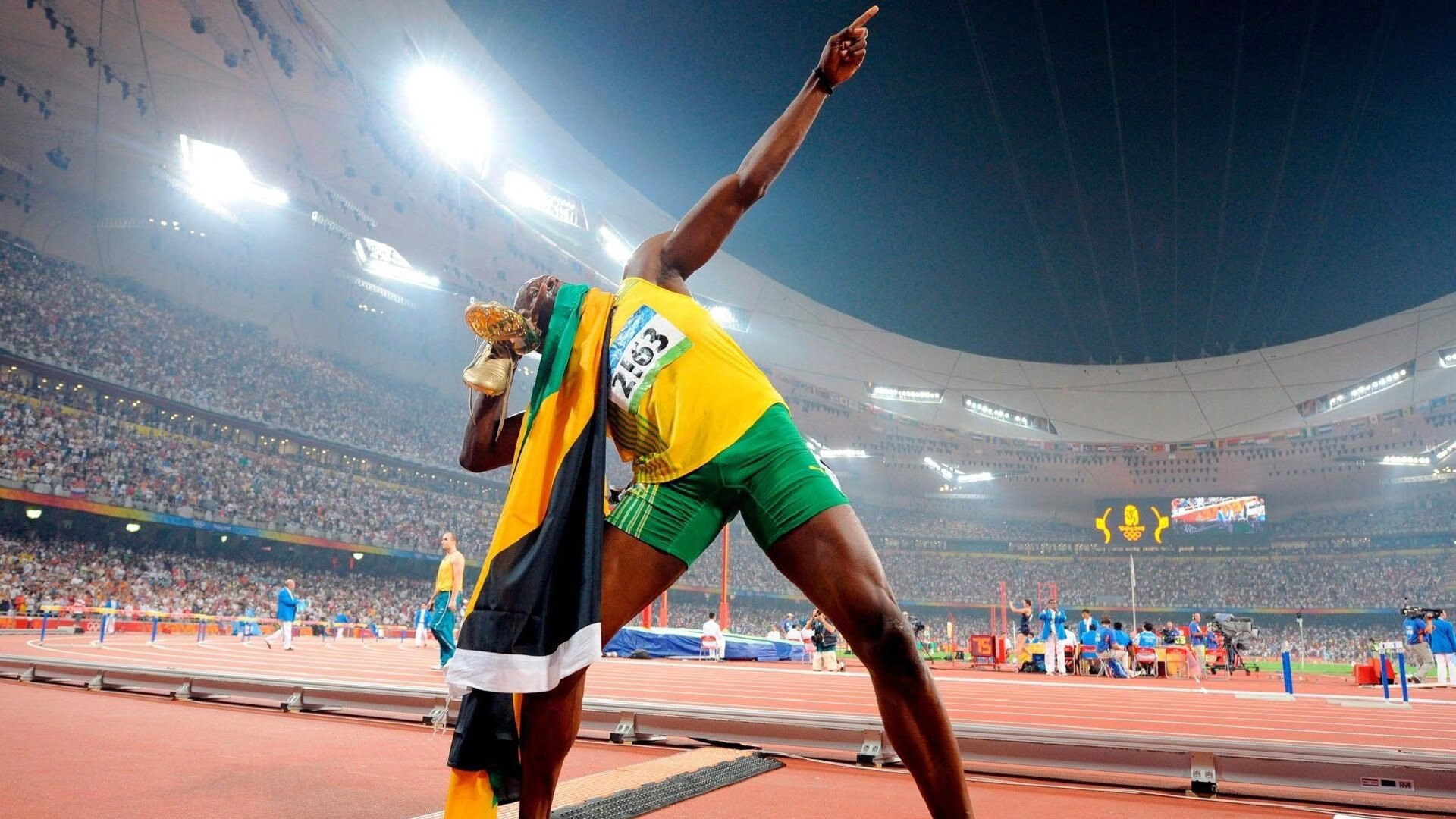 梅西第八次捧起金球奖 刷新足坛历史纪录