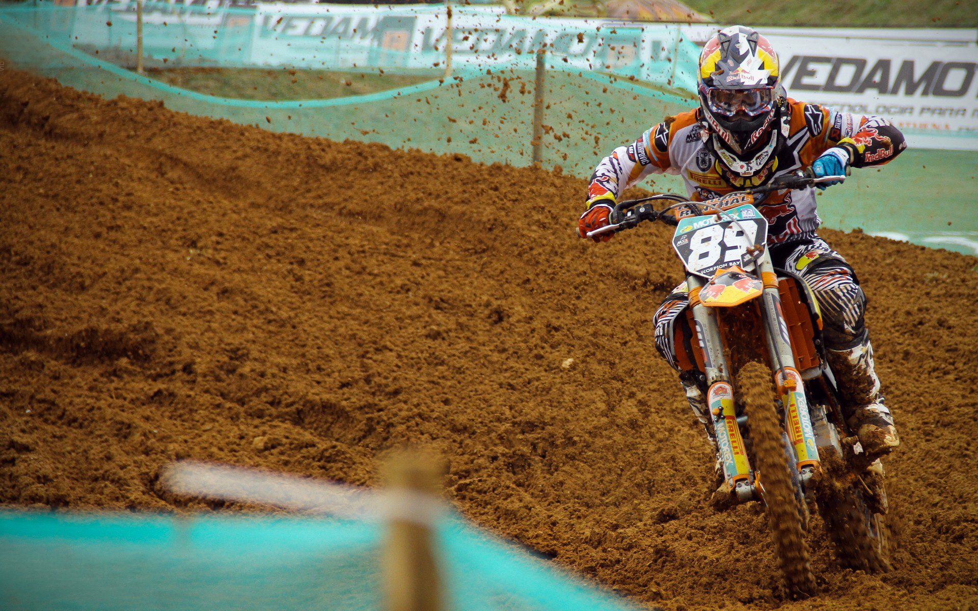 电竞产业蓬勃发展，全球赛事热度飙升，职业选手收入创新高